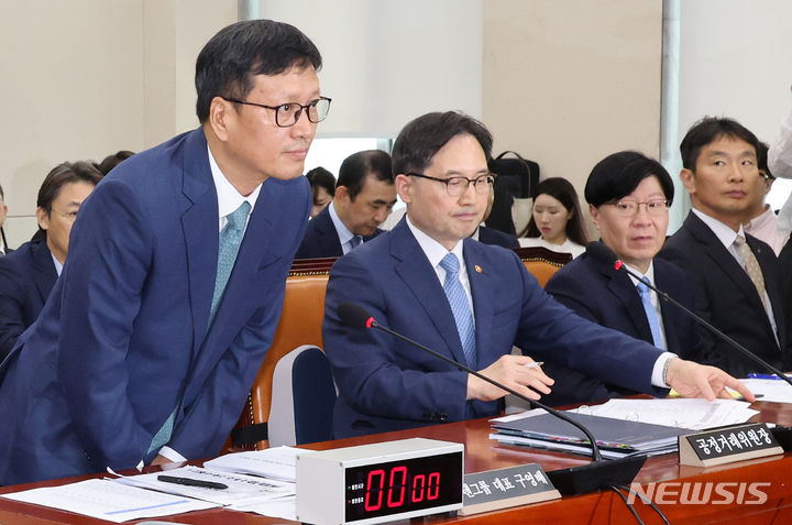 [서울=뉴시스] 조성우 기자 = 구영배(왼쪽) 큐텐 대표가 30일 오 서울 여의도 국회에서 열린 정무위원회의 티몬·위메프 미정산 사태에 대한 현안질의에 출석해 인사하고 있다. 왼쪽부터 구영배 큐텐 대표, 한기정 공정거래위원장, 김소영 금융위원회 부위원장, 이복현 금융감독원장. 2024.07.30. xconfind@newsis.com