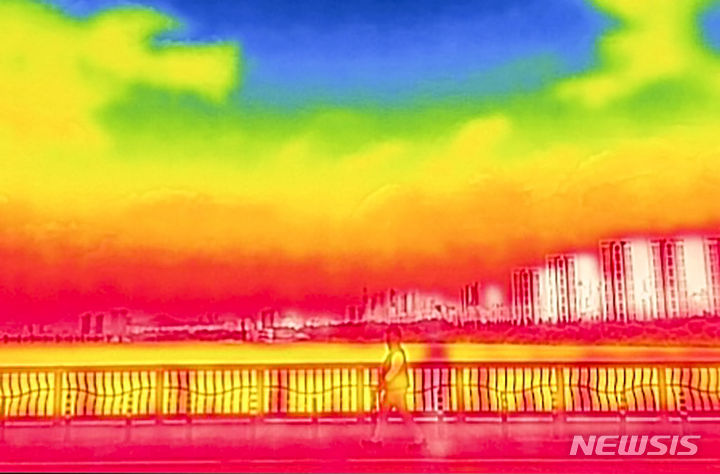[서울=뉴시스] 정병혁 기자 = 장마가 끝나고 폭염이 기승을 부린 30일 서울 용산구 잠수교에서 바라본 한강이 파랗게 보이고 있다. 열화상 카메라로 촬영한 사진은 온도가 높을수록 붉은색, 낮을수록 푸른색을 나타낸다. 2024.07.30. jhope@newsis.com