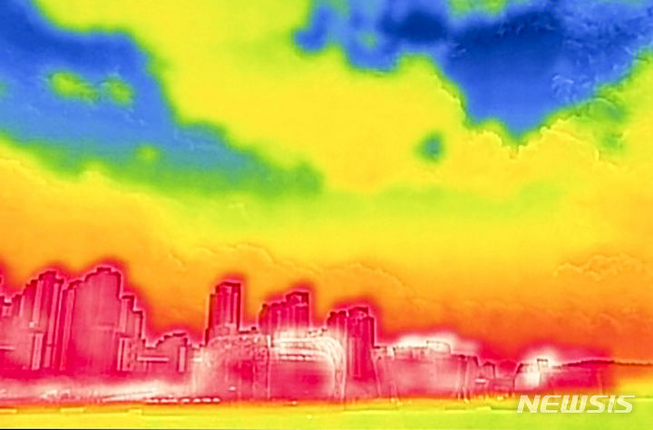[서울=뉴시스] 정병혁 기자 = 장마가 끝나고 폭염이 기승을 부린 30일 서울 용산구 잠수교에서 바라본 한강이 파랗게 보이고 있다. 열화상 카메라로 촬영한 사진은 온도가 높을수록 붉은색, 낮을수록 푸른색을 나타낸다. 2024.07.30. jhope@newsis.com