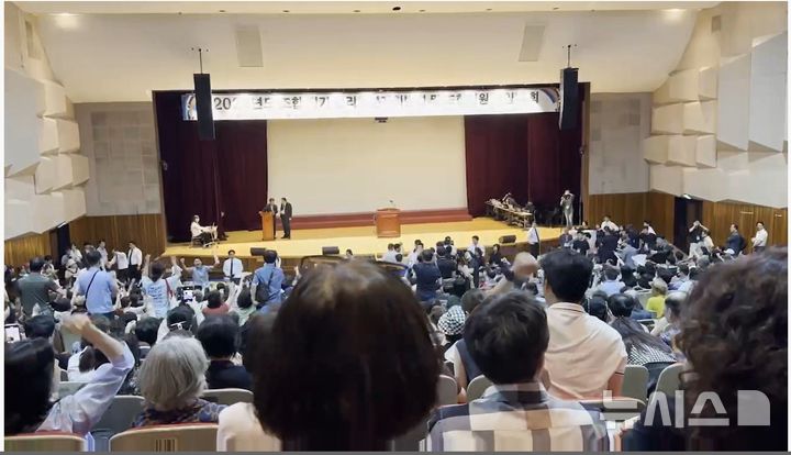 [안양=뉴시스] 아수라장이 된 총회 현장. (사진=조합 정상 추친위 제공). 2023.10.19. photo@newsis.com *재판매 및 DB 금지 