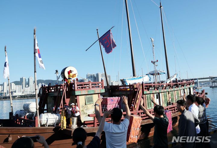 [부산=뉴시스] 하경민 기자 = 국립해양유산연구소가 2018년 복원한 조선통신사선이 31일 오전 부산 남구 용호별빛공원에서 일본을 향해 출항하고 있다. 이날 출항한 조선통신사선은 오는 8월29일까지 조선시대 한일 교류 첨병 역할을 한 조선통신사의 11차 사행 항로(부산~대마도~이키~아이노시마~시모노세키)를 재현하며, 이는 1763~1764년 계미 사행 이후 260년 만에 일본 본토에 입항하는 것이다. 2024.07.31. yulnetphoto@newsis.com