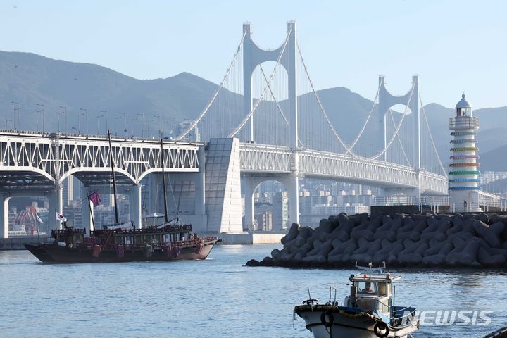 [부산=뉴시스] 하경민 기자 = 국립해양유산연구소가 2018년 복원한 조선통신사선이 31일 오전 부산 남구 용호별빛공원에서 일본을 향해 출항하고 있다. 이날 출항한 조선통신사선은 오는 8월29일까지 조선시대 한일 교류 첨병 역할을 한 조선통신사의 11차 사행 항로(부산~대마도~이키~아이노시마~시모노세키)를 재현하며, 이는 1763~1764년 계미 사행 이후 260년 만에 일본 본토에 입항하는 것이다. 2024.07.31. yulnetphoto@newsis.com