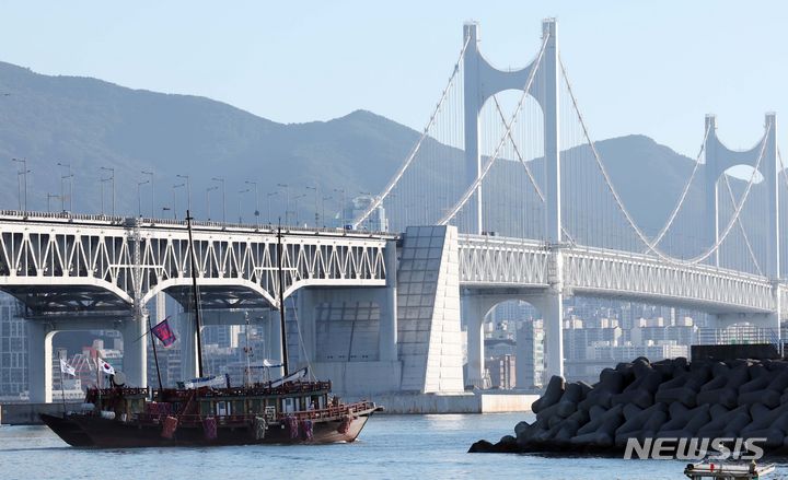 [부산=뉴시스] 하경민 기자 = 국립해양유산연구소가 2018년 복원한 조선통신사선이 31일 오전 부산 남구 용호별빛공원에서 일본을 향해 출항하고 있다. 이날 출항한 조선통신사선은 오는 8월29일까지 조선시대 한일 교류 첨병 역할을 한 조선통신사의 11차 사행 항로(부산~대마도~이키~아이노시마~시모노세키)를 재현하며, 이는 1763~1764년 계미 사행 이후 260년 만에 일본 본토에 입항하는 것이다. 2024.07.31. yulnetphoto@newsis.com