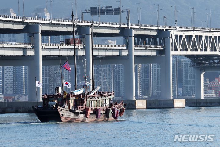 [부산=뉴시스] 하경민 기자 = 국립해양유산연구소가 2018년 복원한 조선통신사선이 31일 오전 부산 남구 용호별빛공원에서 일본을 향해 출항하고 있다. 이날 출항한 조선통신사선은 오는 8월29일까지 조선시대 한일 교류 첨병 역할을 한 조선통신사의 11차 사행 항로(부산~대마도~이키~아이노시마~시모노세키)를 재현하며, 이는 1763~1764년 계미 사행 이후 260년 만에 일본 본토에 입항하는 것이다. 2024.07.31. yulnetphoto@newsis.com