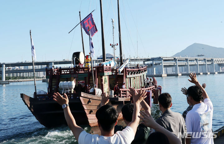 [부산=뉴시스] 하경민 기자 = 국립해양유산연구소가 2018년 복원한 조선통신사선이 31일 오전 부산 남구 용호별빛공원에서 일본을 향해 출항하고 있다. 이날 출항한 조선통신사선은 오는 8월29일까지 조선시대 한일 교류 첨병 역할을 한 조선통신사의 11차 사행 항로(부산~대마도~이키~아이노시마~시모노세키)를 재현하며, 이는 1763~1764년 계미 사행 이후 260년 만에 일본 본토에 입항하는 것이다. 2024.07.31. yulnetphoto@newsis.com