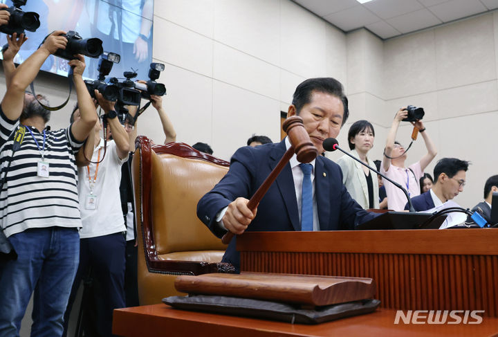 [서울=뉴시스] 조성우 기자 = 정청래 국회 법제사법위원회 위원장이 31일 오전 서울 여의도 국회에서 열린 법제사법위원회 전체회의에서 개의 선언을 하며 의사봉을 두드리고 있다. 2024.07.31. xconfind@newsis.com