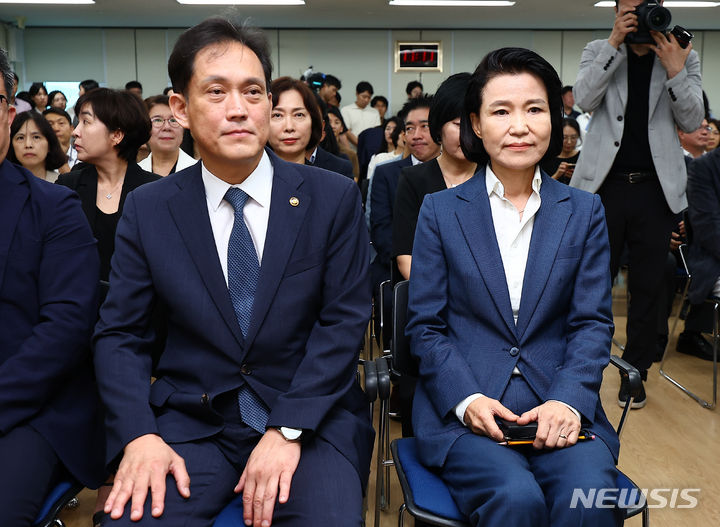 [과천=뉴시스] 김근수 기자 = 이진숙 신임 방송통신위원장과 김태규 신임 방송통신위원회 상임위원이 31일 경기 과천시 정부과천청사 방송통신위원회에서 열린 취임식에참석해 있다. 2024.07.31. ks@newsis.com