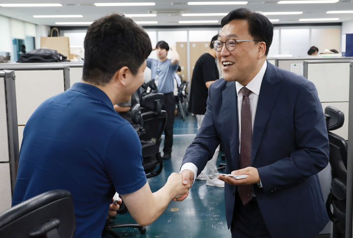 [서울=뉴시스] 정병혁 기자 = 김병환 신임 금융위원장이 31일 오후 서울 종로구 정부서울청사에서 열린 취임식에서 직원 및 기자단과 인사를 나누고 있다.(사진=금융위원회 제공) 2024.07.31. photo@newsis.com *재판매 및 DB 금지