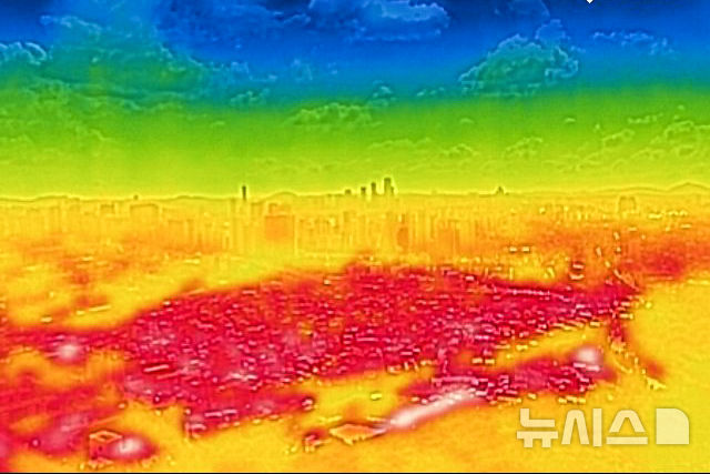 [서울=뉴시스] 김근수 기자 = 폭염이 연일 지속되는 31일 서울 중구 남산에서 바라본 서울 시내가 빨갛게 보이고 있다. 열화상 카메라로 촬영한 사진은 온도가 높을수록 붉은색, 낮을수록 푸른색을 나타낸다. 2024.07.31. ks@newsis.com