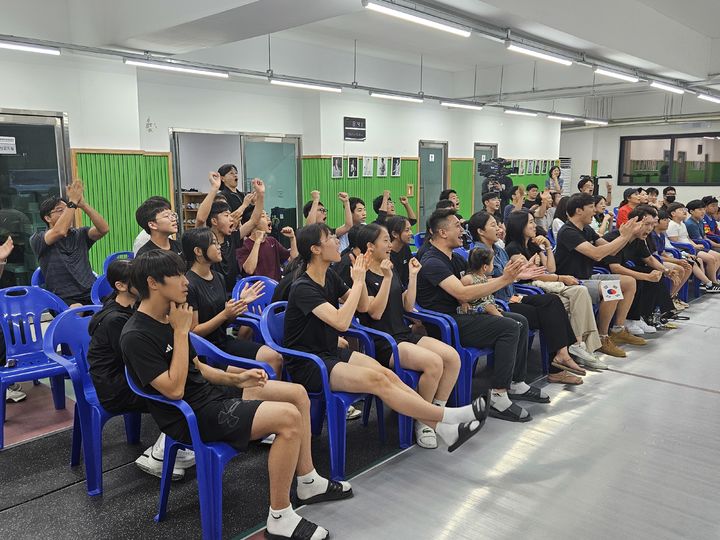 대전매봉중학교 학생들이 파리올림픽 펜싱 남자 사브르 경기를 단체로 관람하면서 응원을 하고 있다. *재판매 및 DB 금지