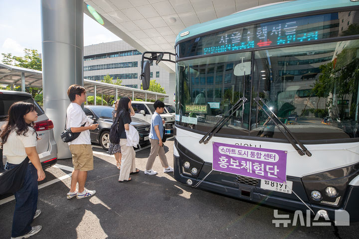 [서울=뉴시스]KT가 지난 31일 KT판교사옥에서 'KT 디지털 인재 장학금' 수혜자 60여명을 초대해 'AICT 세미나'를 열었다고 밝혔다. 사진은 KT AICT 세미나에 참석한 디지털 인재 장학생들이 AI 자율주행버스를 체험하고 있는 모습. (사진=KT 제공)