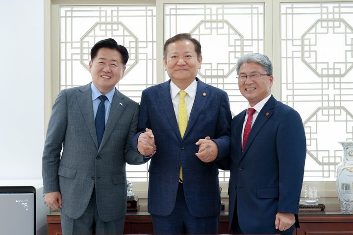 [제주=뉴시스] 지난 31일 제주도명예도민증 전달을 위해 행정안전부 장관 집무실을 찾은 오영훈(왼쪽부터) 제주도지사, 이상봉(오른쪽) 도의회 의장이 이상민 장관과 함께 기념촬영을 하고 있다. (사진=제주도 제공) 2024.08.01. photo@newsis.com *재판매 및 DB 금지