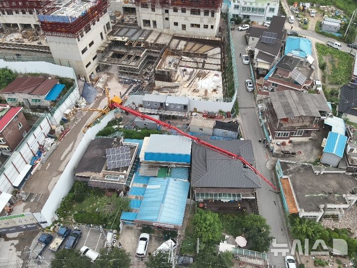 [영동=뉴시스] 1일 오전 충북 영동군 동정리 한 아파트 공사현장에서 콘크리트 펌프카가 쓰러져 길이 60m의 펌프카 붐대가 인근 주택을 덮쳤다. (사진= 영동소방서 제공) 2024.08.01. photo@newsis.com *재판매 및 DB 금지