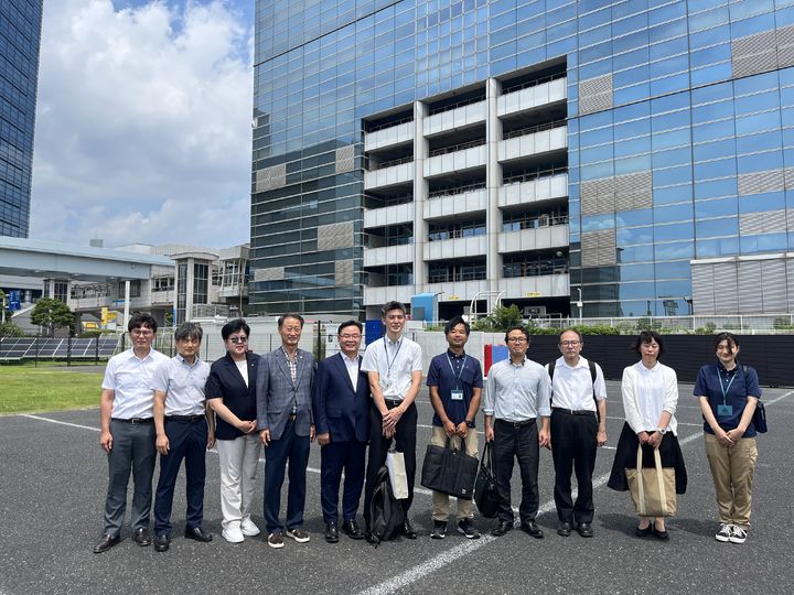 [창원=뉴시스] 강경국 기자 = 홍남표 경남 창원시장과 손태화 창원시의회 의장 등 방문단 일행이 도쿄도 해양관리국 관계자와 기념촬영을 하고 있다. (사진=창원시청 제공). 2024.08.01. photo@newsis.com *재판매 및 DB 금지