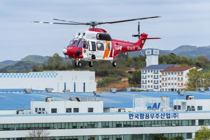 [서울=뉴시스] 대한민국 최초 국토교통부 제한형식증명을 받은 경남소방헬기. (사진=KAI 제공) photo@newsis.com *재판매 및 DB 금지