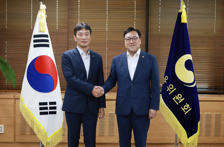 [서울=뉴시스] 김병환 금융위원장(오른쪽)과 이복현 금융감독원장이 1일 오전 서울 정부서울청사 금융위원장 집무실에서 첫 회동을 가졌다. 2024.08.01. (사진=금융위 제공) *재판매 및 DB 금지