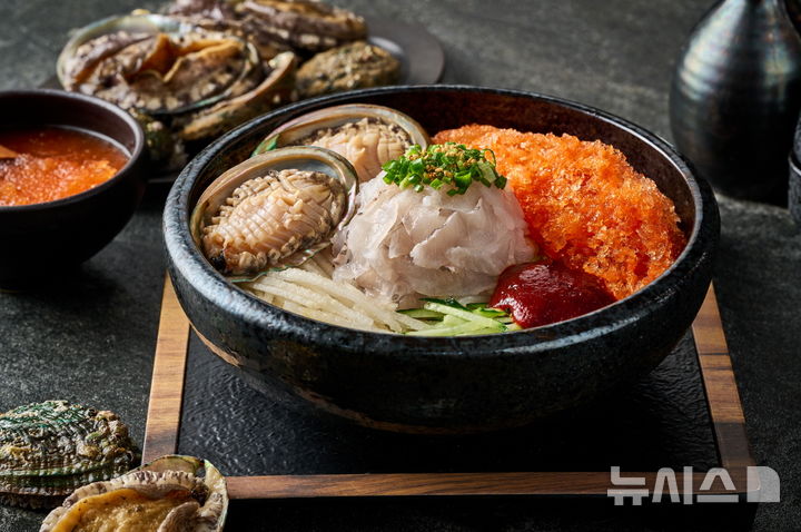 [포항=뉴시스] 송종욱 기자 = 경북 포항시가 고향사랑기부제 여름 답례품으로 시원한 '포항물회'를 추천하고 있다. 포항물회는 밀키트로 제공하며 겨울철 과메기에 이어 기부자로부터 큰 호응을 얻을 것으로 기대하고 있다. 사진은 포항물회 이미지. (사진=포항시 제공) 2024.08.01. photo@newsis.com 
