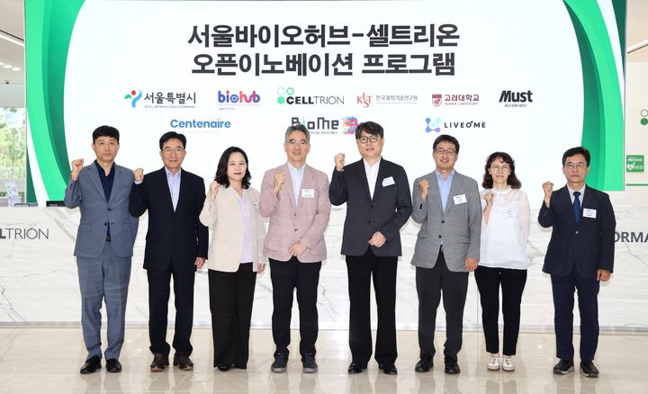 [서울=뉴시스] 셀트리온이 1일 인천 송도 셀트리온 글로벌생명공학연구센터에서 개최한 ‘2024 서울바이오허브-오픈 이노베이션 프로그램’ 2기 오리엔테이션(OT)에서 행사 참석자들이 기념 촬영을 하고 있다. (왼쪽부터) 셀트리온 연구개발부문 신약연구본부 이수영 부사장, 셀트리온 연구개발부문장 권기성 수석 부사장, 리비옴 송지윤 대표, 바이오미 윤상선 대표, 상트네어바이오사이언스 양기혁 대표, 서울시 최판규 창조산업기획관, 박서영 첨단산업과장, 서울바이오허브 김현우 센터장. (사진=셀트리온 제공) 2024.08.01. photo@newsis.com *재판매 및 DB 금지