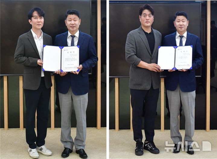 [창원=뉴시스]국립창원대 박민원 총장이 7월30일 대학본부 접견실에서 김태식(왼쪽 사진) 국제협력본부장, 이근철 스포츠진흥원장에게 임명장을 수여하고 있다.(사진=국립창원대 제공)2024.08.01. photo@newsis.com