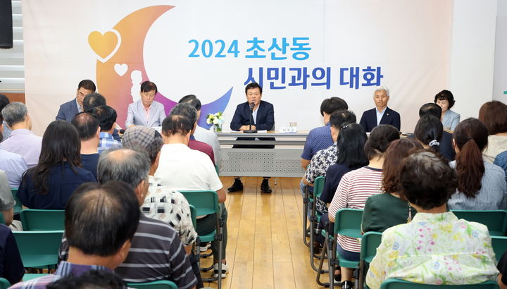 지난달 31일 정읍시의 '2024 시민과의 대화'가 옹동면을 끝으로 마무리됐다. 감곡면에서 진행된 '시민과의 대화'에서 이학수 시장이 민선 8기 하반기 시정운영 방향에 대해 설명하고 있다. *재판매 및 DB 금지