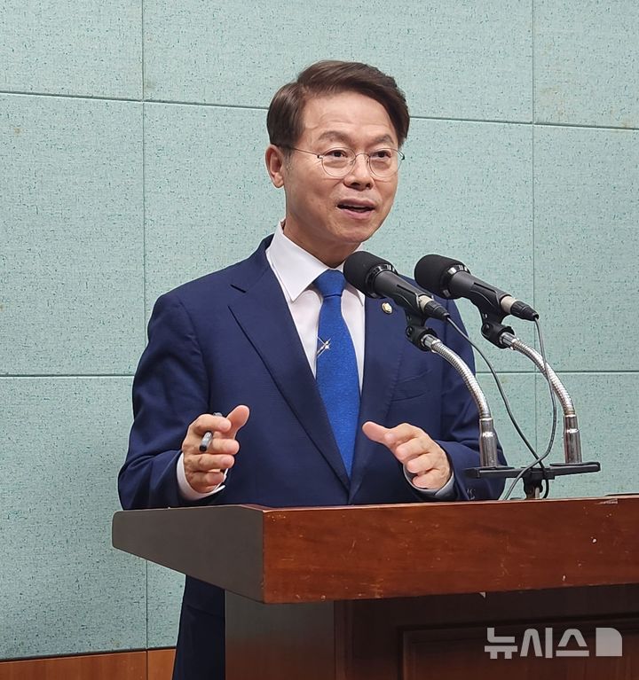[전주=뉴시스] 김민수 기자= 더불어민주당 전당대회 최고위원에 나선 민형배 후보가 1일 전북자치도의회 브리핑룸에서 기자회견을 갖고 지지를 호소하고 있다. 2024.08.01 leo@newsis.com *재판매 및 DB 금지