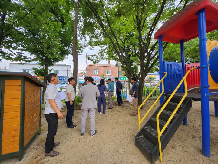 [안동=뉴시스] 늘봄학교 점검반이 도내 한 초등학교의 2학기 늘봄 운영 준비 상황을 점검하고 있다. (사진=경북교육청 제공) 2024.08.01 *재판매 및 DB 금지