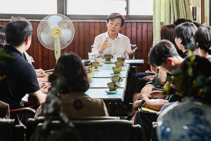 [진주=뉴시스]조규일 진주시장, 지역 문화예술인들 만나 애로사항 청취. *재판매 및 DB 금지