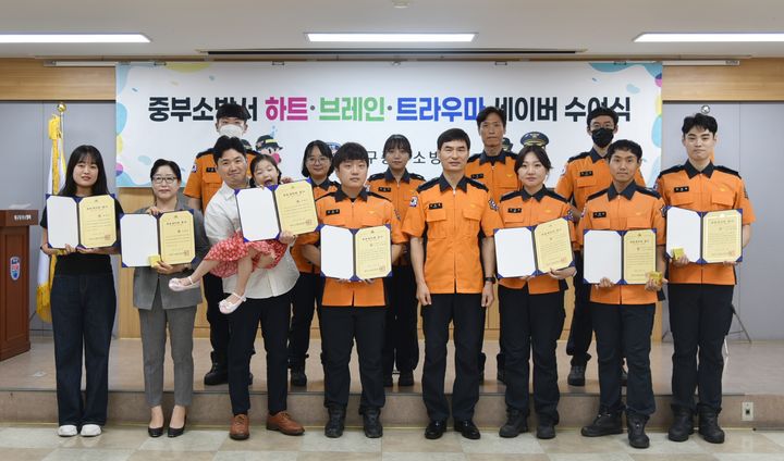 [대구=뉴시스] 대구 중부소방서는 2024년 상반기 하트·브레인·트라우마 세이버 인증서와 배지 수여식을 개최했다. (사진=대구 중부소방서 제공) 2024.08.01. photo@newsis.com *재판매 및 DB 금지