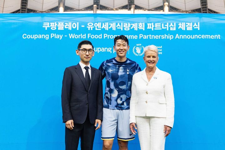 쿠팡플레이는 31일 ‘2024 쿠팡플레이 시리즈’ 1경기(팀 K리그 vs 토트넘 홋스퍼)가 열리는 서울월드컵경기장에서 ‘쿠팡플레이-WFP 파트너십 체결식’을 가졌다. 경기 시작에 앞서 열린 체결식에는 김성한 쿠팡플레이 대표와 신디 매케인(Cindy McCain) WFP 사무총장, WFP 글로벌 친선대사인 손흥민 선수가 참석했다.(사진=쿠팡플레이) *재판매 및 DB 금지