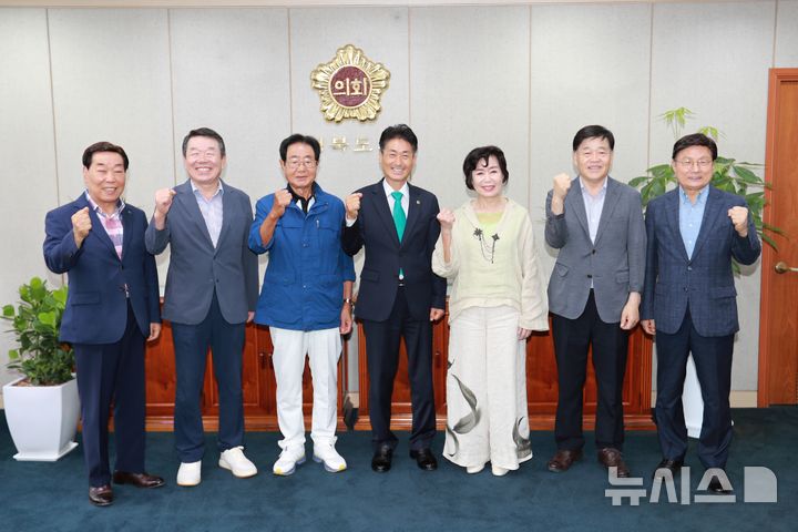 [청주=뉴시스] 이도근 기자= 1일 충북도의회에서 열린 역대 도의장 초청 간담회에서 이양섭(가운데) 의장, 전직 의장 6명 등 참석자들이 기념촬영하고 있다. (사진=충북도의회 제공) 2024.8.1. photo@newsis.com *재판매 및 DB 금지