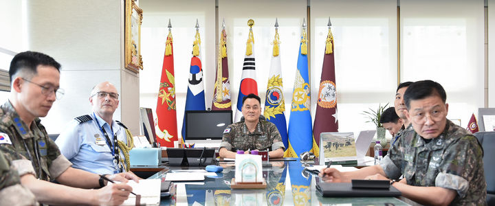[서울=뉴시스] 김명수 합참의장이 호주 신임 국방참모총장 데이비드 존스턴(David Johnston) 해군대장과 공조통화를 하며, 역내 안보를 위한 양국의 군사 교류협력 방안에 대해 논의하고 있다. (사진=합동참모본부 제공) 2024.08.01. photo@newsis.com *재판매 및 DB 금지