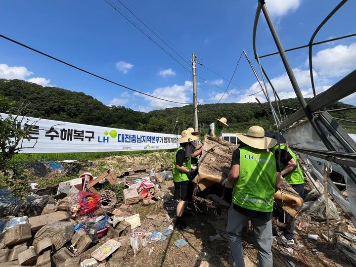 [대전=뉴시스]LH 대전충남본부 직원들이 1일 수해를 입은 대전 기성동 일대에서 복구작업을 벌이고 있다. 2024. 08. 01 *재판매 및 DB 금지