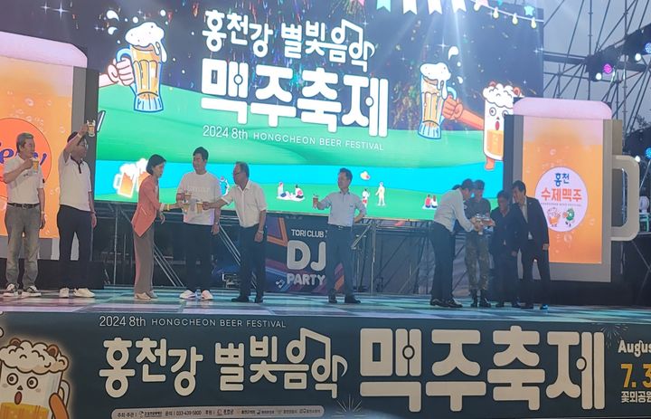 [홍천=뉴시스] 홍천강 별빛음악 맥주축제가 1일 저녁 7시 30분 홍천강이 보이는 도시산림공원 토리숲 일원에서 신영재 홍천군수를 비롯해 홍성기 도의원, 이영욱 도의원, 김숙자 홍천소방서장, 전명준 홍천문화재단 이사장, 그리고 외부 초청 인사로 이영림 춘천지방검찰청 검사장, 육동한 춘천시장 등이 참석한 가운데 생맥주 건배로 축제의 시작을 알리고 있다. 2024.8.1,. syi23@newsis.com *재판매 및 DB 금지