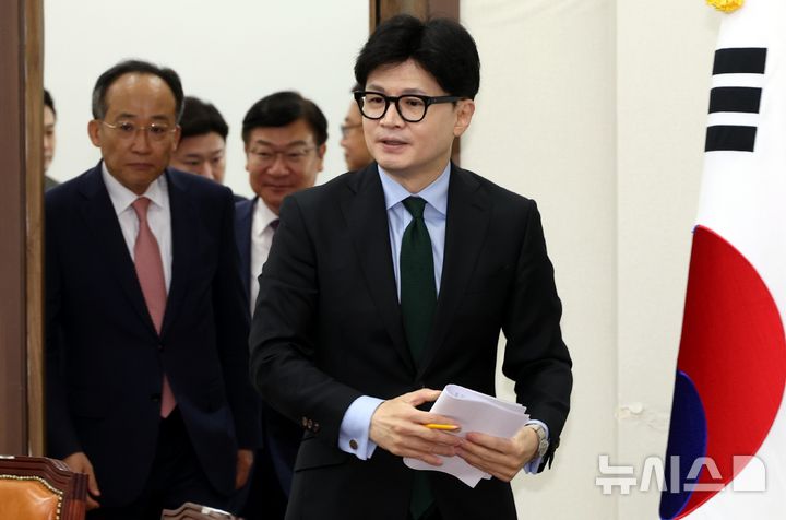 [서울=뉴시스] 조성봉 기자 = 한동훈 국민의힘 대표가 1일 오전 서울 여의도 국회에서 열린 최고위원회의에 참석하고 있다. 2024.08.01. suncho21@newsis.com