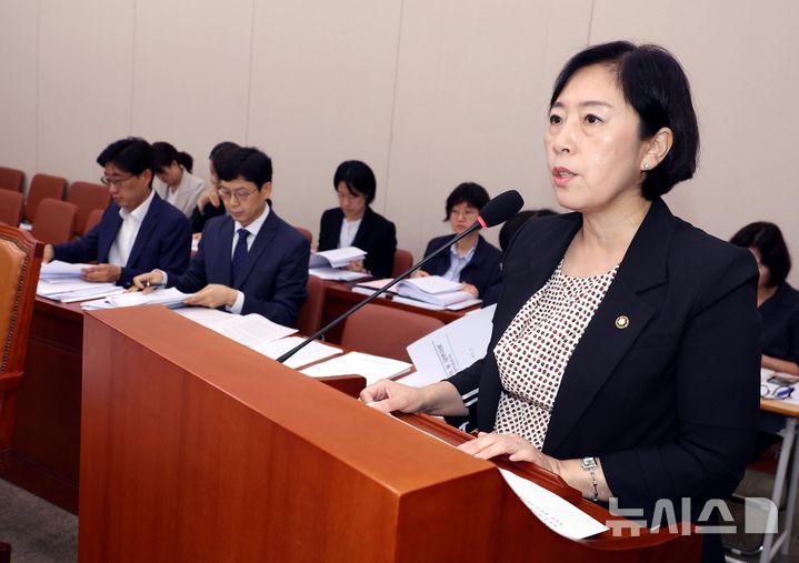 [서울=뉴시스] 조성봉 기자 = 신영숙 여성가족부 장관 직무대행이 지난달 1일 오전 서울 여의도 국회에서 열린 여성가족위원회 전체회의에서 업무보고를 하고 있다.2024.08.01. suncho21@newsis.com