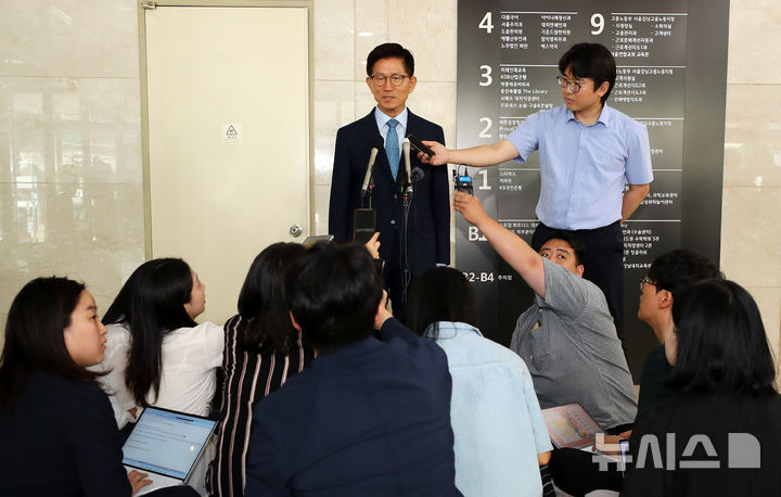 [서울=뉴시스] 김혜진 기자 = 김문수 고용노동부 장관 후보자가 1일 오전 서울 강남구 고용노동부 강남지청에 마련된 인사청문회 준비 사무실로 출근하며 취재진 질문에 대답하고 있다. 2024.08.01. jini@newsis.com