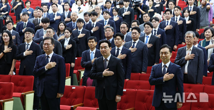 [과천=뉴시스] 김금보 기자 = 박성재(왼쪽) 법무부 장관이 1일 경기 과천시 정부 과천종합청사 법무부에서 열린 신임 검사 임관식에서 국민의례를 하고 있다. 2024.08.01. kgb@newsis.com