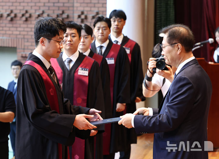 [과천=뉴시스] 김금보 기자 = 1일 경기 과천시 정부 과천종합청사 법무부에서 열린 신임 검사 임관식에서 신임 검사들이 박성재 법무부 장관에게 임명장을 받고 있다. 2024.08.01. kgb@newsis.com