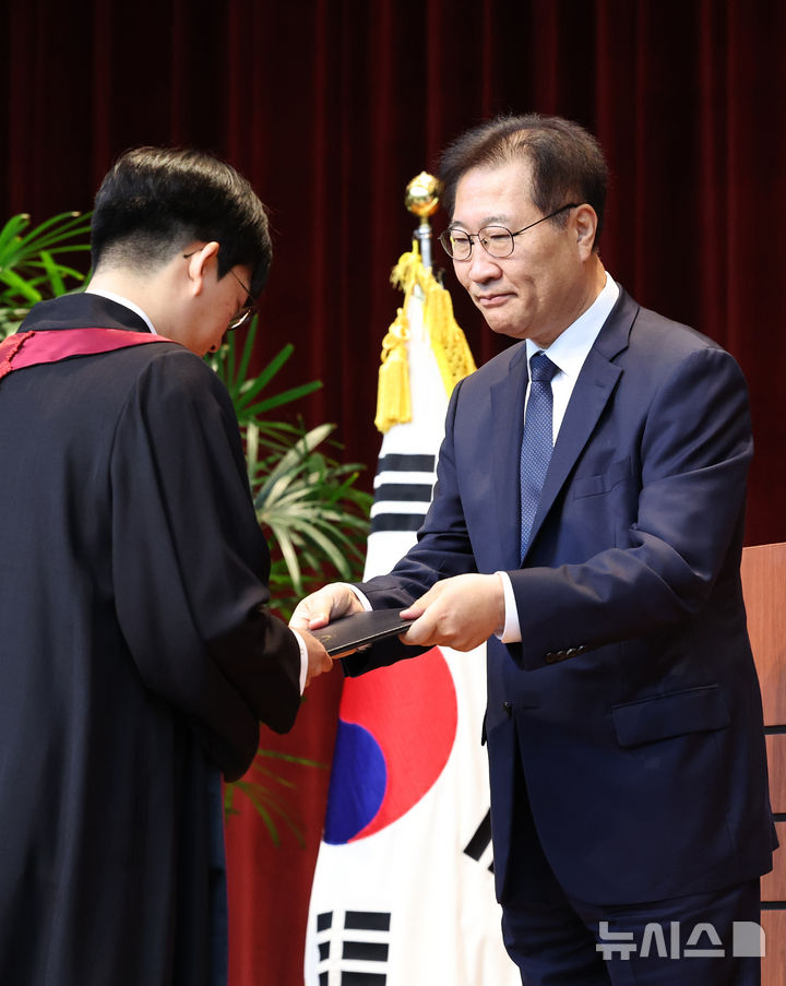 [과천=뉴시스] 김금보 기자 = 박성재 법무부 장관이 1일 경기 과천시 정부 과천종합청사 법무부에서 열린 신임 검사 임관식에서 임명장을 수여하고 있다. 2024.08.01. kgb@newsis.com