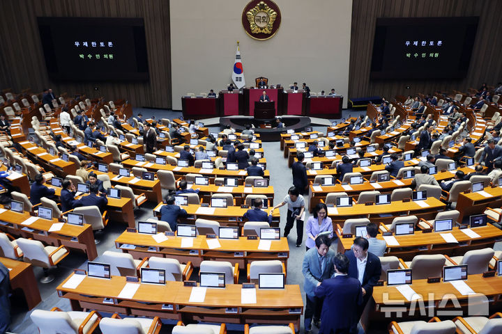 [서울=뉴시스] 조성우 기자 = 박수민 국민의힘 의원이 1일 오후 서울 여의도 국회에서 열린 제416회(임시회) 제2차 본회의에서 2024년 민생회복지원금 지급을 위한 특별조치법안과 노동조합 및 노동관계조정법 일부개정법률안(노란봉투법)에 반대하는 필리버스터(무제한토론)를 하는 가운데 일부 의원들이 회의장을 나가고 있다. 2024.08.01. xconfind@newsis.com