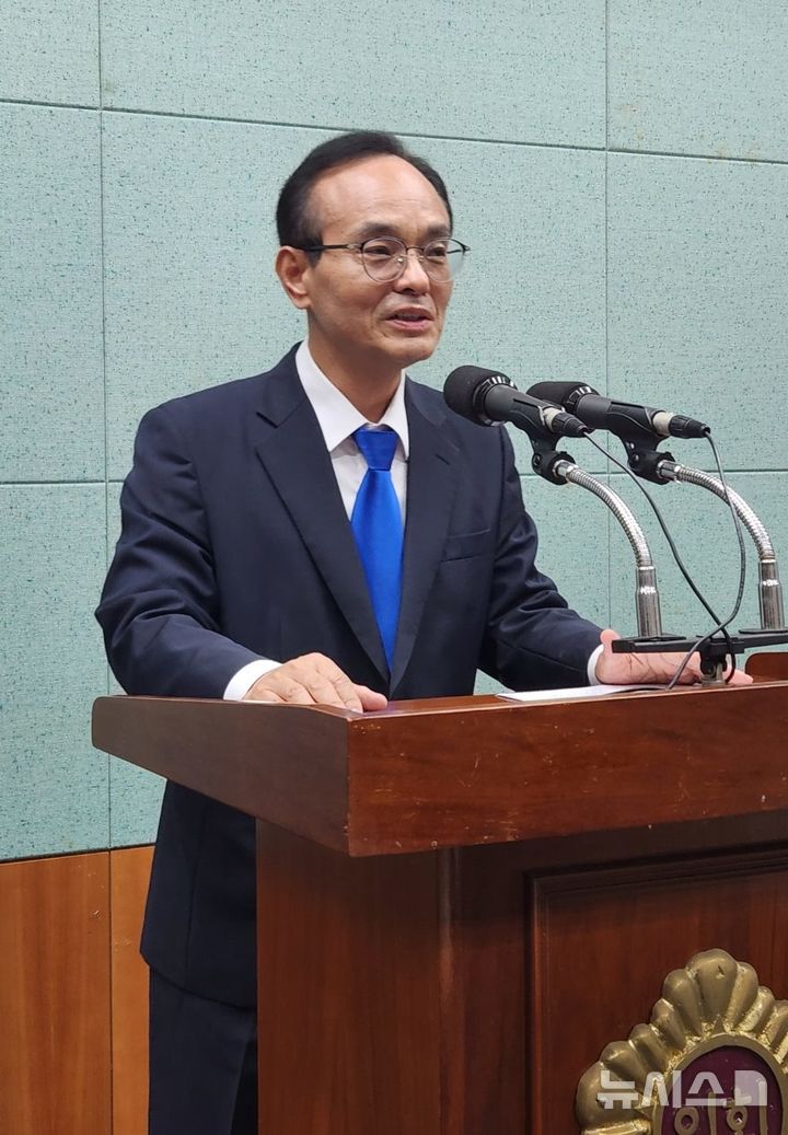 [전주=뉴시스] 김민수 기자= 더불어민주당 김두관 당대표 후보자 정무특보인 이동진 특보가 2일 전북자치도의회 브리핑룸에서 김 후보의 메시지를 대독하고 있다. 2024.08.02. leo@newsis.com *재판매 및 DB 금지