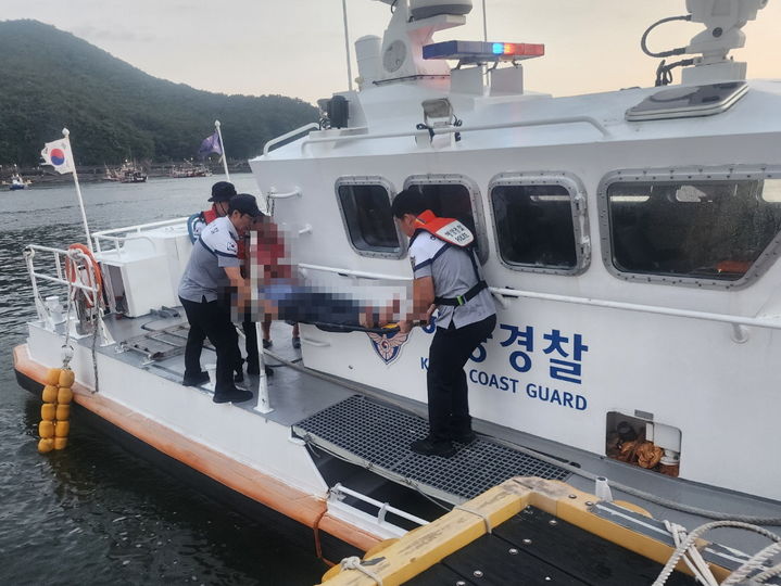 해양경찰이 도서지역 응급환자를 이송 하고 있다 (사진=부안해경 제공) *재판매 및 DB 금지