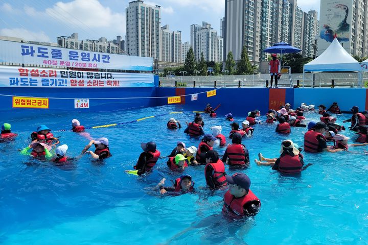 [대구=뉴시스] 이상제 기자 = 2일 오전 대구 남구 이천동 대봉교 하단 신천 둔치에 조성된 신천 사계절 물놀이장에서 시민들이 물놀이를 즐기고 있다. 2024.08.02. king@newsis.com *재판매 및 DB 금지