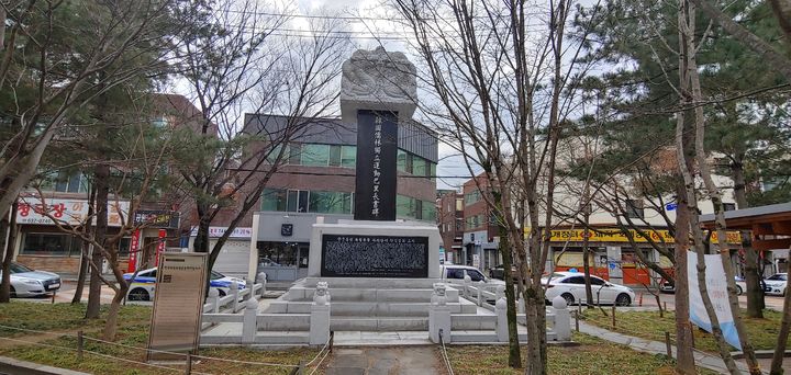 [대구=뉴시스] 대구 달서구 월곡역사공원에 있는 '한국유림독립운동 파리장서비'가 8월의 대구지역 현충시설에 선정됐다. (사진=대구지방보훈청 제공) 2024.08.02. photo@newsis.com *재판매 및 DB 금지