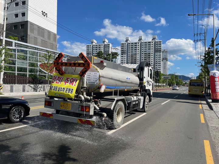 [안동=뉴시스] 경산시에서 뜨거워진 도로표면을 식히고자 살수차가 운영되고 있다. (사진=경산시 제공) 2024.08.06. photo@newsis.com *재판매 및 DB 금지