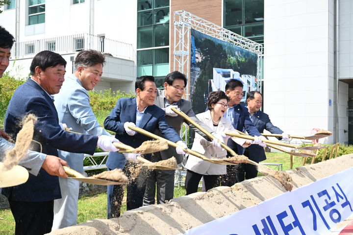 [논산=뉴시스]논산시는 2일 백성현 시장이 참석한 가운데 논산복합문화체육센터 기공식을 가졌다. 2024. 08. 02 *재판매 및 DB 금지