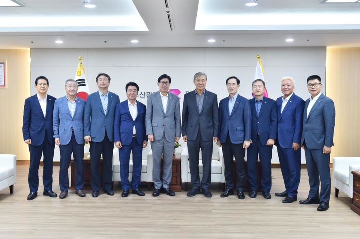 [부산=뉴시스] 박형준 부산시장이 2일 연제구 부산시청 의전실에서 대한건설협회 한승구 회장, 부산시회 정형열 회장, 관계자 등을 만나 지역건설업계 위기 극복을 위한 현장의 목소리를 청취했다. (사진=부산시 제공) 2024.08.02. photo@newsis.com *재판매 및 DB 금지