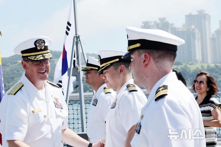 [부산=뉴시스] 하경민 기자 = 주한미해군사령부 진급식이 열린 2일 부산 남구 해군작전사령부 부산작전기지 부두에 정박 중인 신형 호위함 '경남함'(FFG-Ⅱ)에서 닐 코프로스키미 주한미해군사령관이 진급한 장교들을 축하하고 있다.  대한민국 해군 함정에서 열린 미 해군 진급식은 한미 동맹 71년 역사상 최초다. 2024.08.02. yulnetphoto@newsis.com