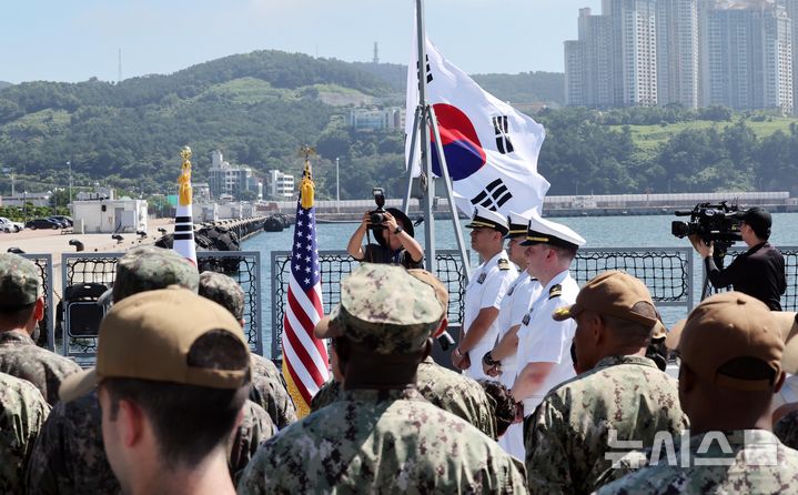 [부산=뉴시스] 하경민 기자 = 주한미해군사령부 진급식이 열린 2일 부산 남구 해군작전사령부 부산작전기지 부두에 정박 중인 신형 호위함 '경남함'(FFG-Ⅱ)에서 진급한 미 해군 장교들이 인사명령 낭독을 듣고 있다.   대한민국 해군 함정에서 열린 미 해군 진급식은 한미 동맹 71년 역사상 최초다. 2024.08.02. yulnetphoto@newsis.com