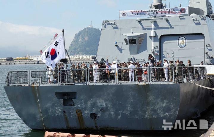 [부산=뉴시스] 하경민 기자 = 주한미해군사령부 진급식이 열린 2일 부산 남구 해군작전사령부 부산작전기지 부두에 정박 중인 신형 호위함 '경남함'(FFG-Ⅱ)에서 미 장교들이 진급 소감을 밝히고 있다.  대한민국 해군 함정에서 열린 미 해군 진급식은 한미 동맹 71년 역사상 이번이 최초다. 2024.08.02. yulnetphoto@newsis.com